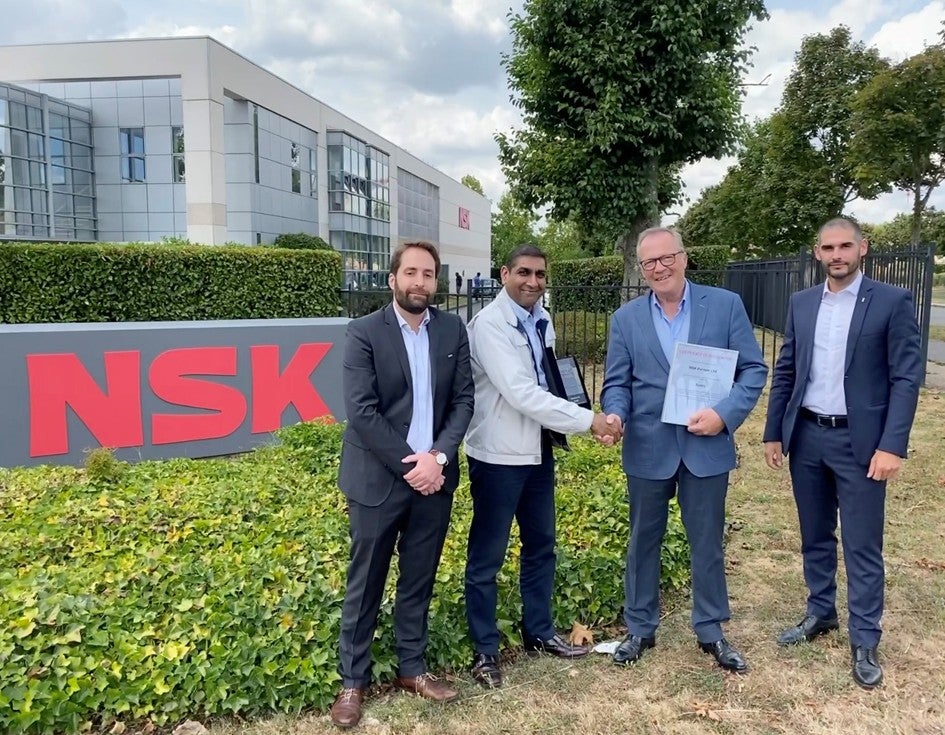 Toyota Awards 2022, Automotive Remise des prix à l'extérieur de l'établissement NSK France de Guyancourt: Adrien Le Berre (NSK), Rashmi Shah, Head of TME Purchasing; Franck Keiffer (NSK) and Maxime Marsala (NSK)