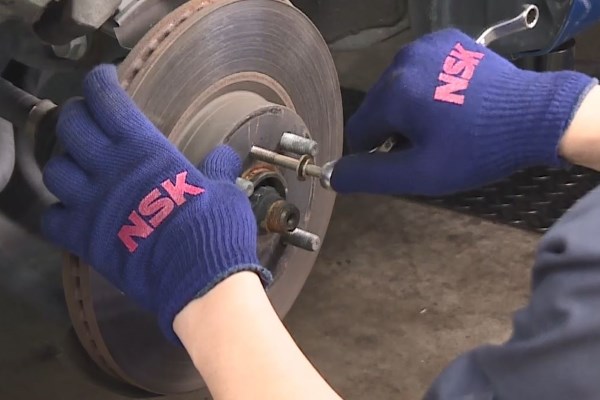 Changer un roulement de roue avec codeur magnétique ABS | NSK