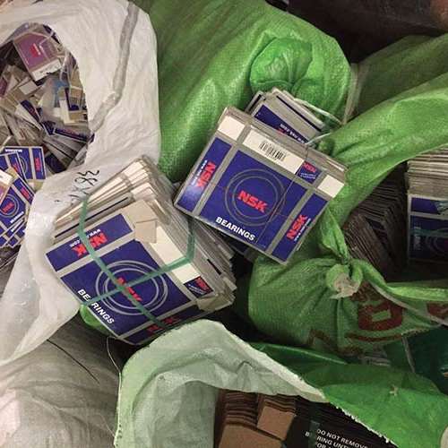 2)	Les autorités ont découvert de faux emballages NSK en fouillant des sacs. Photo : Lingcheng 
