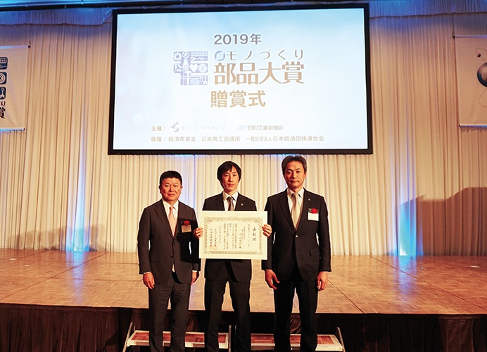 1)	De gauche à droite : Kazuo Miyaguchi, Président du Centre de Technologie linéaire de NSK Ltd. ; Keitaro Oka, Directeur adjoint du Centre de Technologie linéaire de NSK Ltd. ; et Shigeharu Kobayashi, Directeur général du Centre de Technologie linéaire de NSK Ltd.
