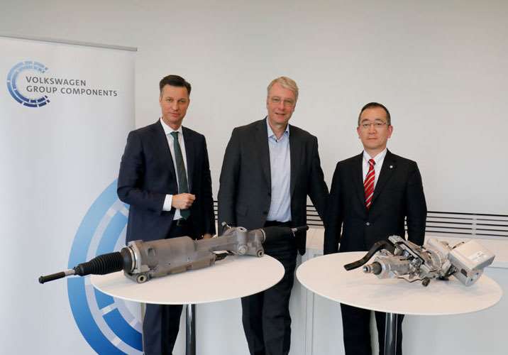 De gauche à droite : Thomas Schmall, PDG de Volkswagen Group Components ; le Dr Stefan Sommer, membre du Directoire de Volkswagen AG ; et Masatada Fumoto, Responsable de la Division Direction et Actionneurs de NSK