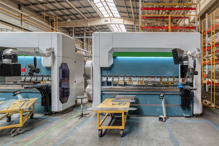 Les fabricants de presses plieuses sont de plus en plus nombreux à développer des machines à systèmes de commande électriques. Photo : Nordroden/Shutterstock.
