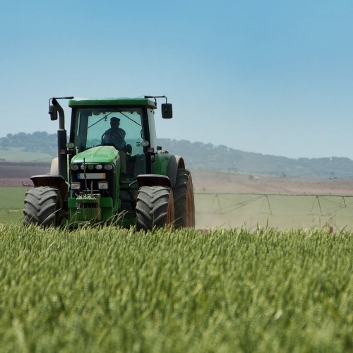 Tracteur dans un champs, utilisant un roulement agricole NSK